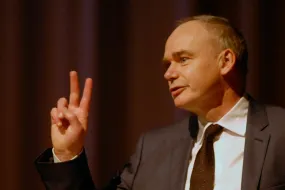 德州扑克在线对战:培生 CEO 辞职：数字化转型之路的挑战与机遇