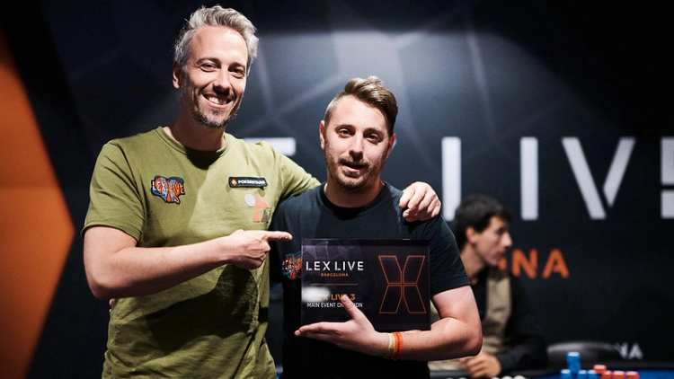 Lex Veldhuis向达米亚诺·阿洛伊颁发主赛事奖杯