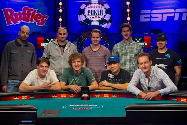 线上扑克秒提平台:2013 WSOP主赛事:十一月九人组争夺扑克桂冠