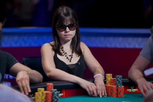 线上扑克流畅不卡平台:WSOP扑克赛：女性选手争夺荣耀