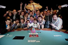 الأوكراني كوفالتشوك يحقق الثنائية التاريخية في بطولة العالم للبوكر