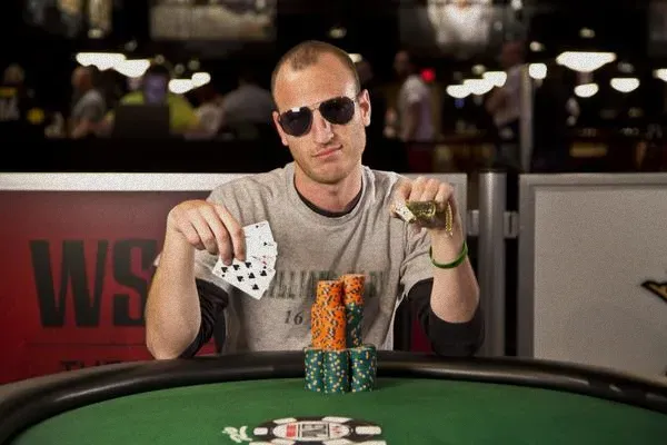 扑克选手赢得WSOP赛事冠军，庆祝方式独特