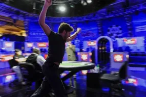 مارك رادوجا يفوز ببراسليته الذهبية الثانية في WSOP ويتصدر الكنديين