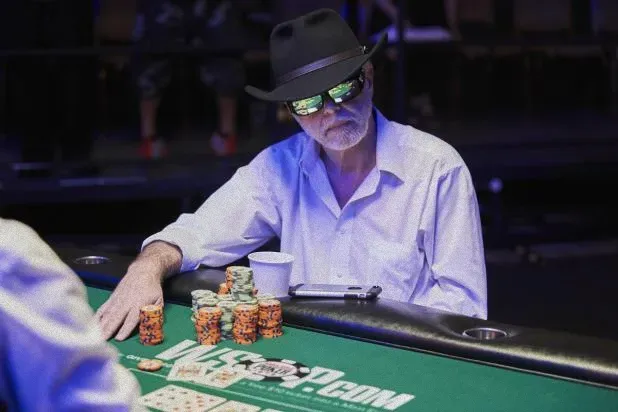 詹姆斯·摩尔赢得 WSOP 超级老年人锦标赛冠军