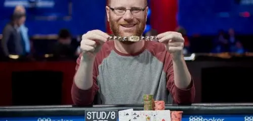 扑克职业选手亚当·弗里德曼在经销商选择赛中夺冠