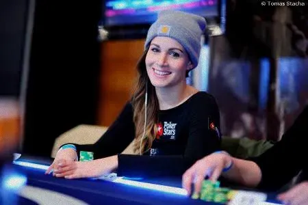 红心女郎俱乐部庆祝国际妇女节