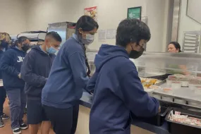 加州学校提供免费餐食：改善学生营养，促进教育