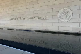 دعوى قضائية جديدة تستهدف Apple و Google بشأن تطبيقات الكازينو المجانية