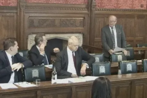 英国赌博审查争议：工党、保守党与改革者的角力