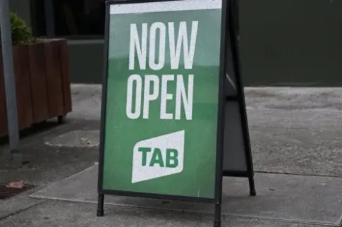 Tabcorp因垃圾邮件违规及酒吧合作计划面临审查