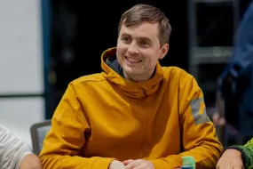 مارتن كبرهل وهيلموث يسعيان للأساور في WSOP 2025