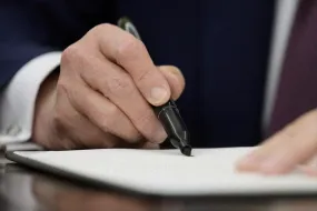 特朗普政府的行政命令与联邦资金分配之争
