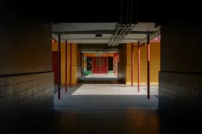 扑克真人对战平台:硅谷学区委员会选举：保守派与LGBTQ+权利的较量