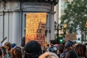线上扑克能赚钱:削减警察经费：美国各地抗议活动与地方政府的回应