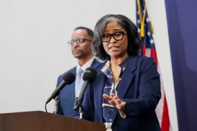 乌尔苏拉·琼斯·迪克森宣誓就任阿拉米达县地方检察官