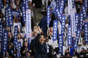 线上扑克推荐:卡玛拉·哈里斯接受民主党总统提名演讲