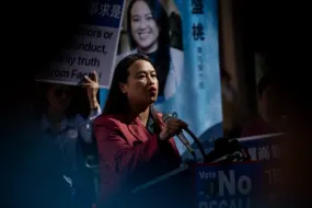 扑克app推荐:奥克兰市长盛桃被起诉：前幕僚作证