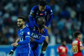 الهلال ينتصر على ضمك ويتساوى مع الشباب في دوري روشن