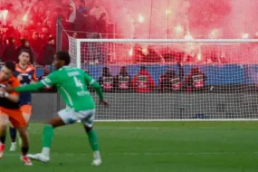 شغب جماهير مونبلييه يتسبب في إلغاء مباراتهم مع سانت إيتيان.