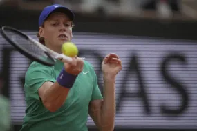 سينر يُطيح بدجوكوفيتش ويواجه ألكاراز في نهائي رولان جاروس المثير