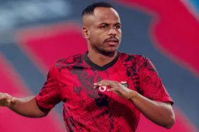 الأهلي يكسر الصمت بتعاقده مع الخيبري لتعزيز خط الدفاع