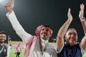 الحزم يجدد الثقة في المدرب التونسي قادري لموسم آخر