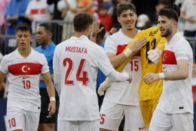 تركيا تهزم أمريكا 2-1 في مباراة ودية ماطرة