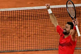 ديوكوفيتش ضد سينر- صِدام الأساطير في نصف نهائي رولان غاروس