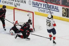 فريق فلوريدا بانثرز يفوز بكأس ستانلي للمرة الثالثة على التوالي بعد الفوز على كارولينا.