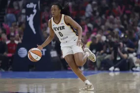 ميتchell تقود Fever للفوز على Sky بغياب النجمات