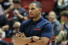 مدرب كرة السلة JJ Outlaw- من ملاعب كرة القدم إلى خط التماس في الدوري الاميركي للمحترفين