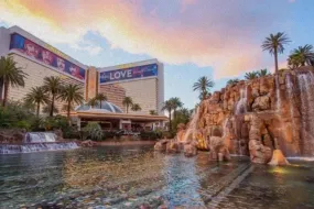 إغلاق فندق ميراج الأسطوري في لاس فيجاس تمهيدًا لتحويله إلى هارد روك