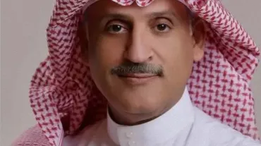 تشيتسيباس، مشجع جنوى، يدعم الفريق في مباراة روما الحاسمة.
