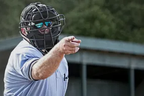 فصل بات هوبرج من دوري البيسبول بسبب المراهنات المشتركة وإخفاء الأدلة