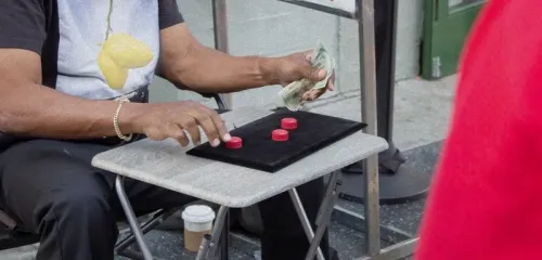 扑克秒提:潜伏街头:记者揭秘贝壳游戏骗局