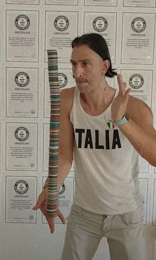扑克牌玩家的平衡艺术：挑战吉尼斯世界纪录