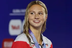 سمر ماكنتوش تتألق بذهبية رابعة وتتصدر بطولة العالم للسباحة