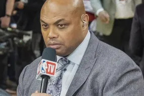 تشارلز باركلي- أسطورة كرة السلة وحياة المقامرة السرية