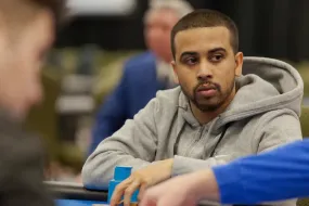 لاعب بوكر كندي متهم بالسطو يُطرد من بطولة جزر البهاما