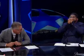 مرح ميكا ريتشاردز يثير ضحك المحللين على الهواء مباشرة!