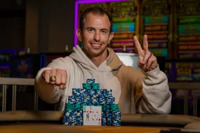 شور يفوز أخيرًا بخاتم WSOPC بعد 18 عامًا من المحاولات