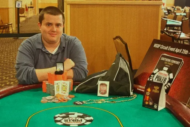 إعلان لاعب البوكر ماكينون- خطوة نحو مجتمع أكثر انفتاحًا وتقبلاً