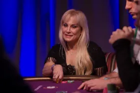 لورين روبرتس- من غرفة الاجتماعات إلى بطولات البوكر الكبرى