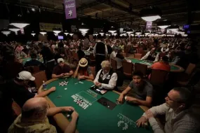 WSOP- فوز ميزراخي بالبراكلت الثالثة، جدل حول كولوسوس، وتبرئة فوها
