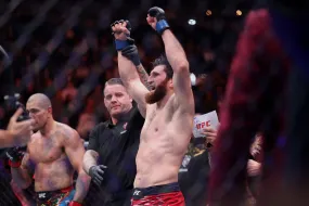 أنكلايف يصدم بيريرا وينتزع لقب UFC 313 بقرار إجماعي