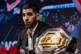توبوريا ضد أوليفيرا على لقب UFC للوزن الخفيف بعد تخلي ماخاتشيف