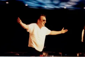 تاريخ بوكر الليل المتأخر- شجرة تنمو في كارديف