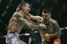 توبوريا يسقط هولواي بالضربة القاضية ويحتفظ بلقب UFC.