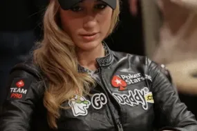 فتيات البوكر الجميلات- إضافة للإثارة وجذب المزيد من اللاعبات