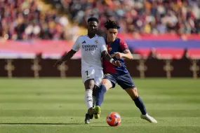 أستون فيلا تستفسر عن هيكتور فورت- مستقبل مدافع برشلونة الشاب في مهب الريح